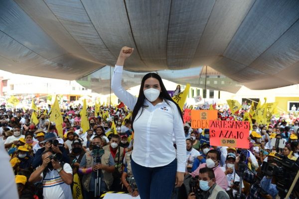 Ciudadanos reciben con aplausos y ovaciones a Adriana Campos en Zacapu