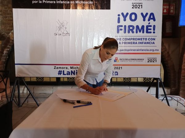 Ivonne Pantoja firma Pacto por la Primera Infancia