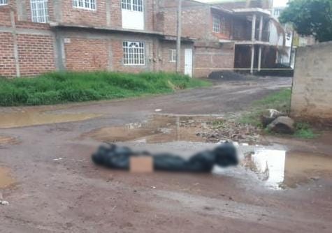 Abandonan un cadáver embolsado en las calles de Tangancícuaro