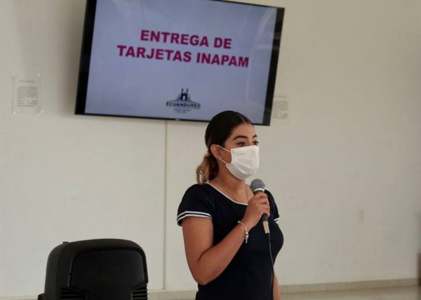 Andrea Cacho hizo entrega de tarjetas INAPAM en Ecuandureo