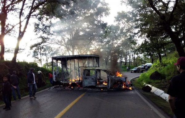 Delincuentes incendian vehículo en carretera de Chilchota