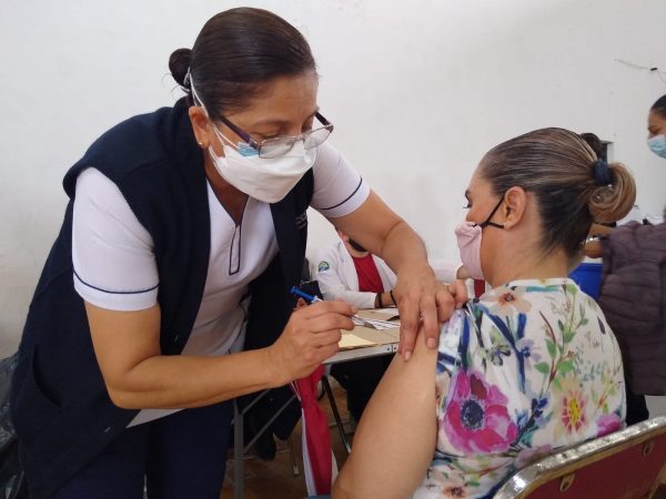 Estiman en apenas tercera parte de población inmunizada contra COVID-19 en Zamora