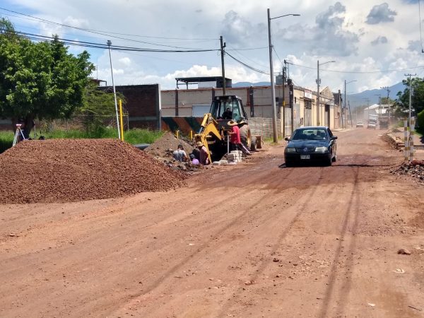 Vecinos piden con urgencia terminar arreglo de calle Labastida; tienen dificultad para transitar