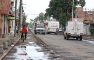 Vecinos molestos por trabajos inconclusos de banquetas y ciclopista en Avenida Juárez