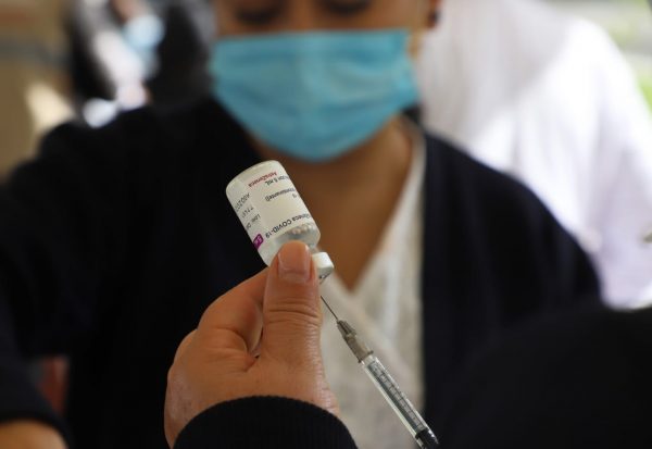 Cesa SSM a enfermera por extraer vacuna de un módulo de vacunación