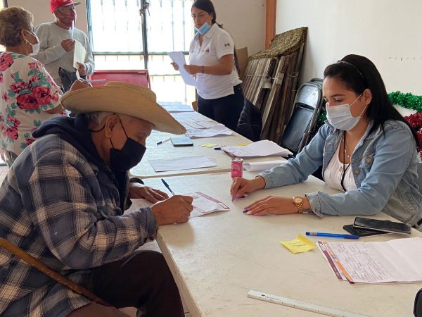Adultos mayores de Jacona reciben apoyos de la Secretaría del Bienestar