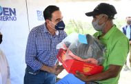 Entrega el presidente Carlos Soto botas a trabajadores del Relleno Sanitario