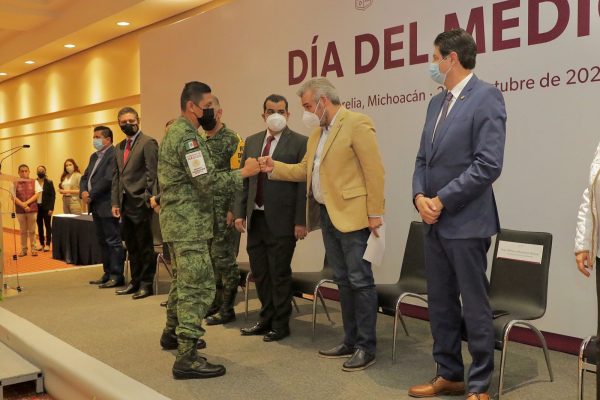Gobierno de Michoacán reconoce labor de médicos durante la pandemia