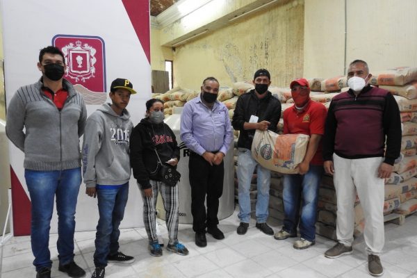 Gobierno de Jacona entregó tinacos y cemento a bajo costo
