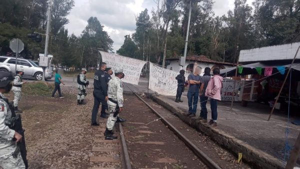 A través del diálogo, SSP libera las vías del tren en Uruapan y Pátzcuaro