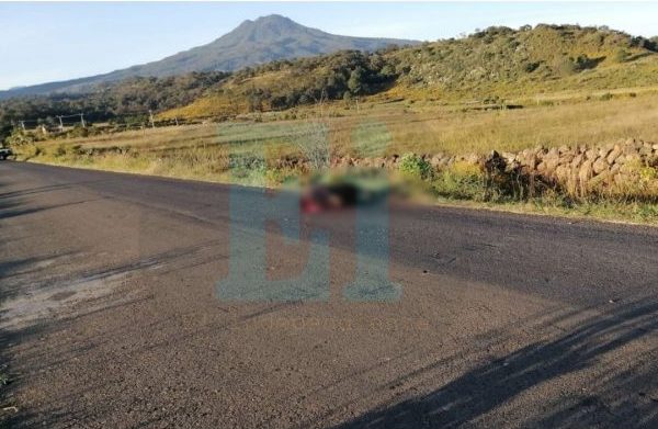 A balazos le destrozan la cara a un hombre y abandonan su cuerpo en carretera de Chilchota