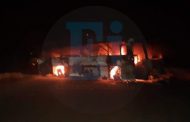 Incendian camión de pasajeros en Tarecuato