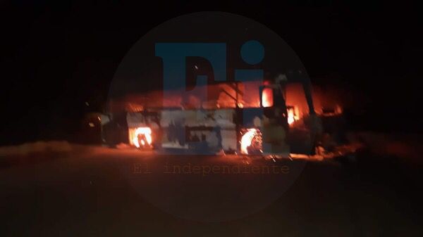 Incendian camión de pasajeros en Tarecuato