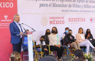 Entregan Bedolla y Secretaría del Bienestar carnet de atención gratuita a menores con discapacidad
