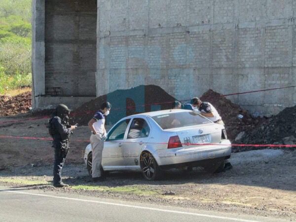 Localizan un ejecutado dentro de un auto en el Libramiento Norte de Zamora
