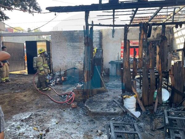 Incendio consume vivienda en la colonia La Antorcha; hay una mujer con quemaduras