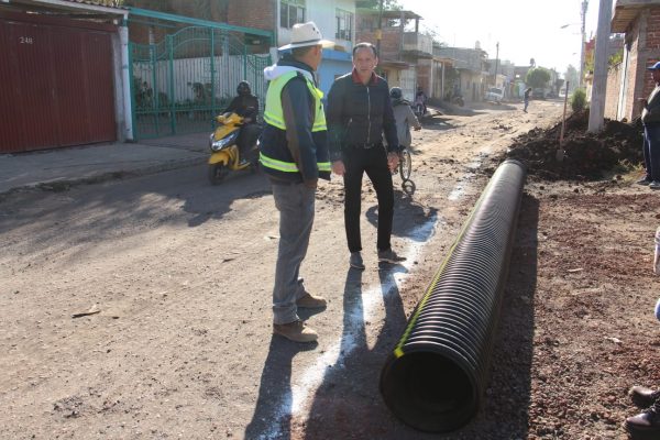 La introducción del drenaje sanitario en la colonia Lázaro Cárdenas registra un 50 por ciento de avance.