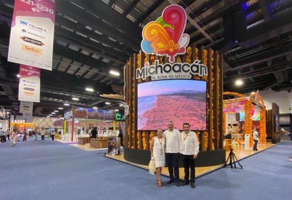Visita Bedolla el stand de Michoacán en Tianguis Turístico México 2021