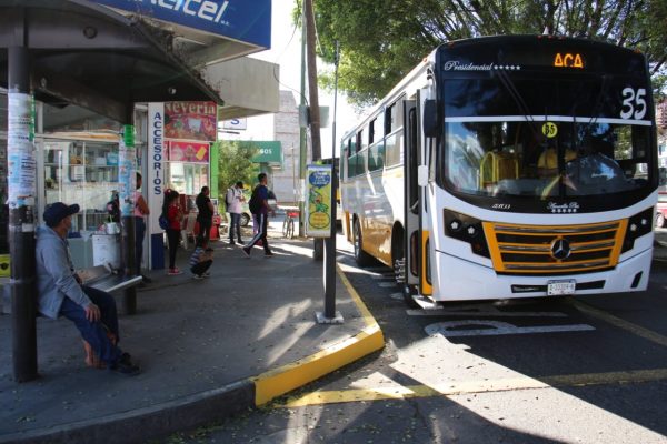 Arranca balizamiento para ordenar paraderos de microbuses en zona urbana