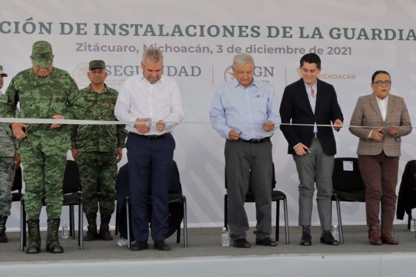 Inauguran AMLO y Bedolla Cuartel 33 de la Guardia Nacional en Michoacán