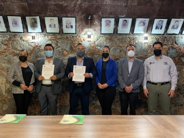 Dr. Jesús Infante Ayala, Presidente Municipal de Ecuandureo, firma convenio con Tec Zamora