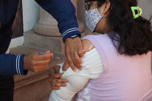 Vacunan contra la influenza en Jacona