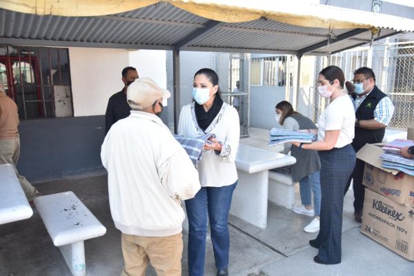 DIF municipal hace entrega de cobijas a internos del CERESO