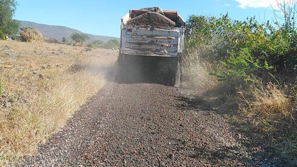 Gobierno de Zamora, rehabilita camino sacacosechas de “El Guamuchil”; productores agrícolas agradecen