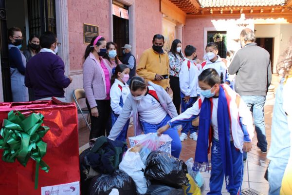 Colegio marista se une a la campaña de donación de ropa del DIF Jacona