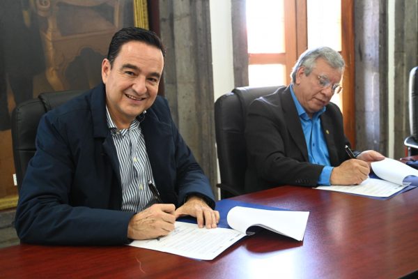 Carlos Soto firma convenio con UNIVA, por la educación de los jóvenes zamoranos