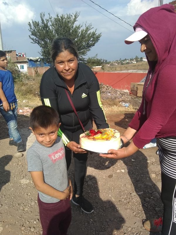 DIF Jacona repartió pasteles a familias en condición vulnerable
