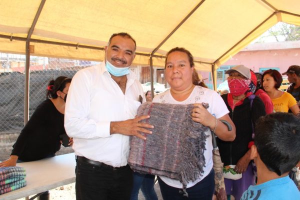 Angélica Luna e Isidoro Mosqueda entregaron cobijas a gente vulnerable
