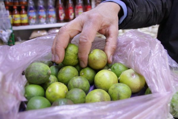 Hasta 100 pesos ofrecen kilo de limón; producto popular en la comida