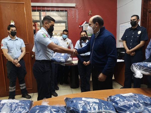 Autoridades del Ayuntamiento de Tangancícuaro entregaron nuevos uniformes a personal de Protección Civil y Bomberos