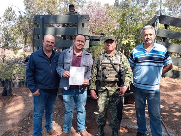 Alcalde de Jacona donó árboles al 17° Batallón de Infantería