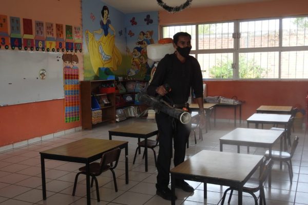 Gobierno de Jacona sanitiza escuelas de educación básica