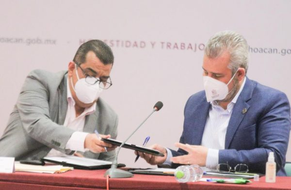 Firma Bedolla decreto para reforzar medidas sanitarias en Michoacán por Covid-19