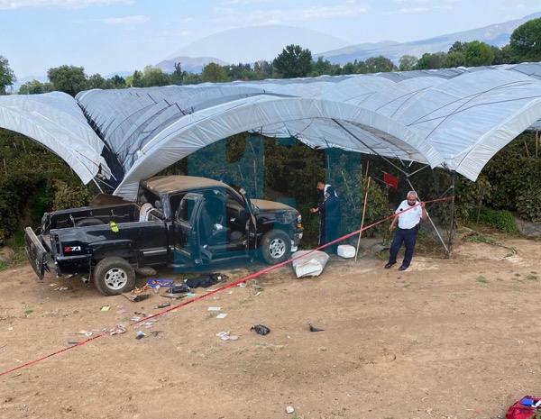 Un muerto y un herido tras volcadura de camioneta en Tangancícuaro
