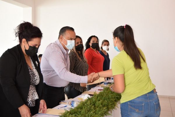 Gobierno Municipal de Ecuandureo otorga becas a estudiantes universitarios.