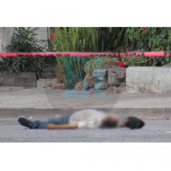 A media calle pistoleros asesinan a un hombre en La Planta