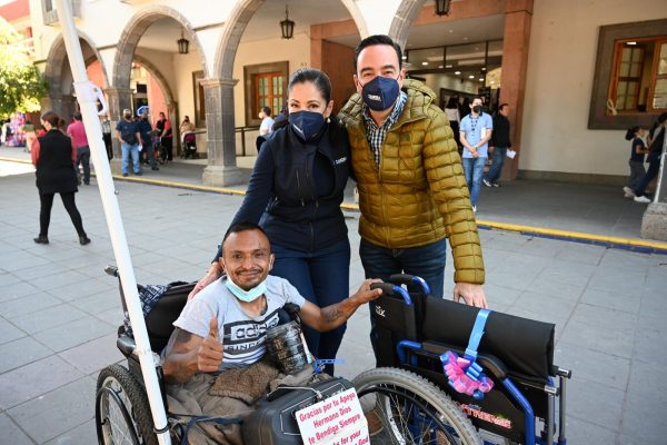 El presidente Carlos Soto Delgado, entregó silla de ruedas a ciudadano