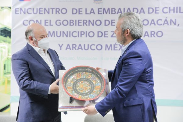 Bedolla se reúne con embajador de Chile