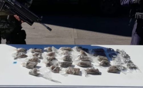 SSP asegura 35 envoltorios de droga en predio, en Jacona