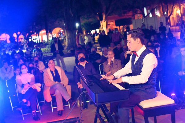 Joven pianista Jorge Alberto Gómez Moreno ofreció concierto de piano en la plaza principal