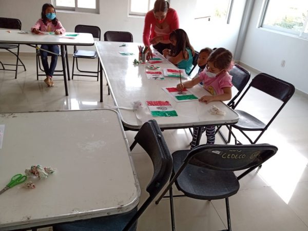 Imparten taller de manualidades en CEDECO San Pablo, con motivo del Día de la Bandera