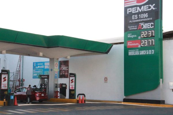 Precio de la gasolina regular se acerca a los 23 pesos por litro