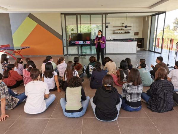 Instituto Municipal de la Mujer llevó plática a estudiantes del Colegio Cumbres