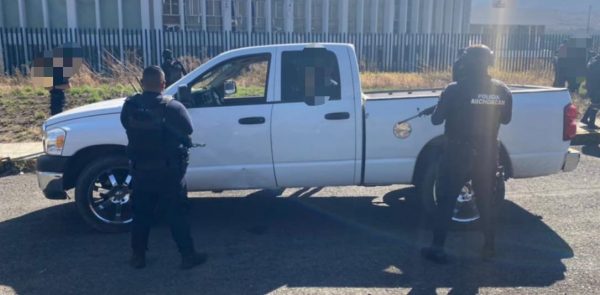 En Zamora, SSP detiene a dos en posesión de un vehículo con reporte de robo y droga