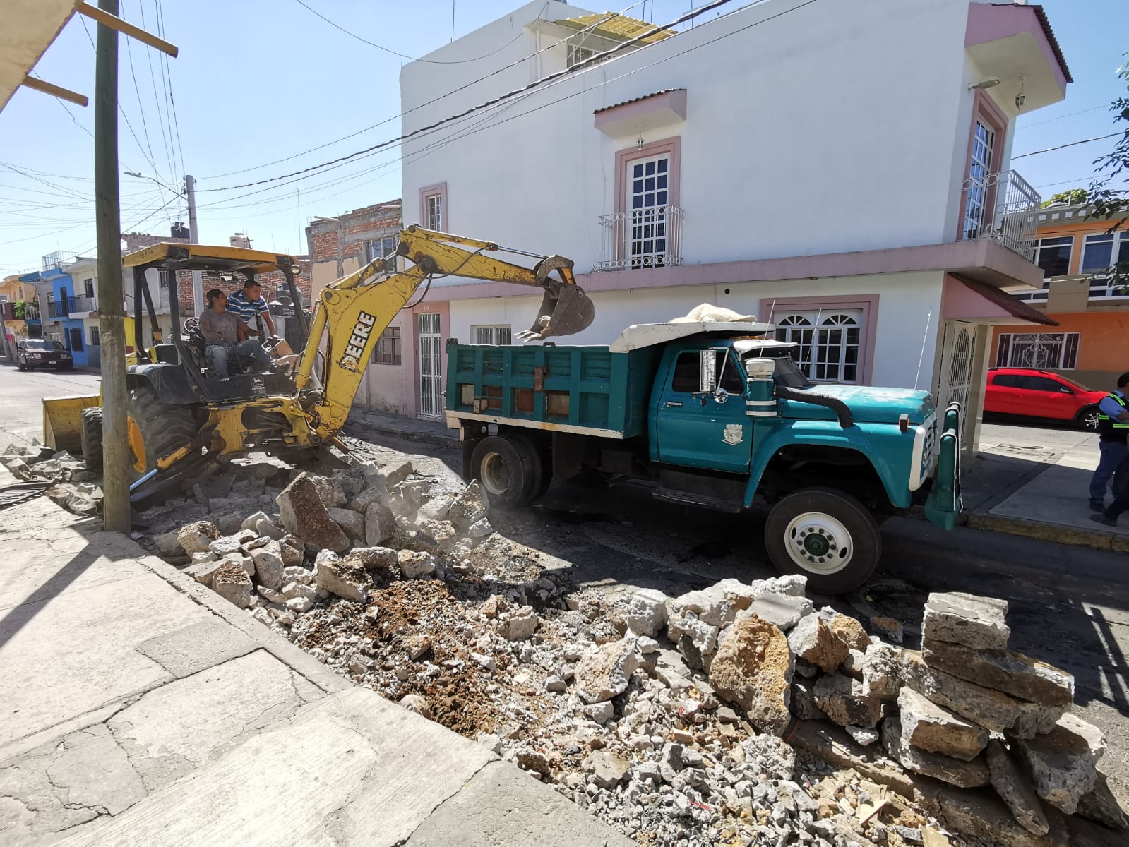 Reparan área dañada en la calle Leona Vicario del Barrio de San Juan