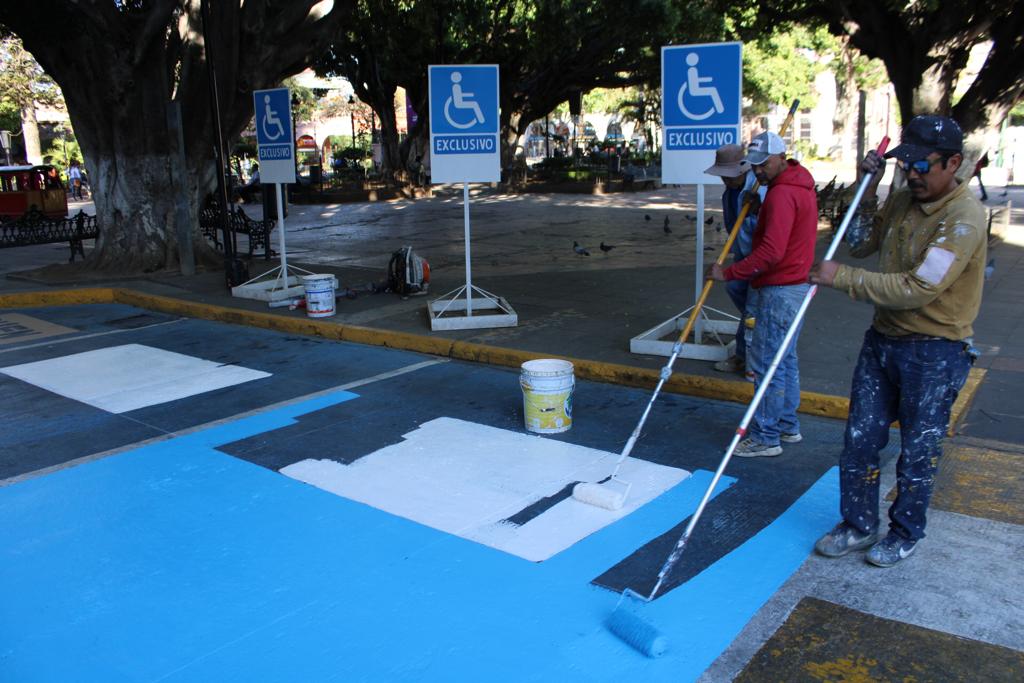 Balizan 5 cajones de estacionamiento para discapacitados en el centro de la ciudad
